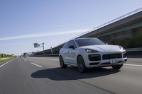 「カイエンEハイブリッド クーペ」が0-100km/h加速に要する時間は5.1秒。最高速度は253km/hと公表される。