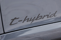 ハイブリッドモデルであることを示すボディーサイドのロゴ。ポルシェは「T-Hybrid」を、「モーターレースで得た知識を基礎に設計した、超軽量パフォーマンスハイブリッド」と説明している。
