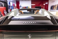 「12チリンドリ スパイダー」のキャビン後方。“デルタウイングシェイプ”のルーフを持つクーペに比べれば、おとなしいデザインでまとめられている。