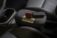 かつての高性能モデル「ジョンクーパーワークスGP」をイメージした3ドアと5ドアのMINI、限定発売の画像