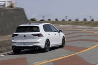 ドライブトレインには、左右前輪の駆動力配分を0~100%の範囲で随時調整する「電子制御油圧式フロントディファレンシャルロック」や、コーナリング時にフロント内輪のグリップ不足を検知すると、同輪にブレーキをかけてトラクションを回復させる「電子制御式ディファレンシャルロック"XDS"」などが標準で装備される。