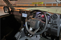 ナビを除けばタッチパネルもない、飾り気ゼロの仕事場的な「ランクル“70”」のインストゥルメントパネル。トランスファーレバーはセンターコンソールの右横に、フロントとリアに装備されるデフロックのスイッチは、ステアリングコラム左脇に備わっている。