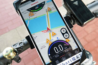 アプリの機能は豊富で、スマートフォン上でマップ、速度、走行距離、アシスト出力、バッテリー残量、消費カロリーなどの確認が可能。また「スマチャリ」を利用する家族や友人同士の、位置共有機能も搭載されている。