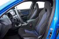 高性能モデル「M135i xDrive」に装備される、専用のパイピングやコントラストステッチが施されたスポーツシート。オプションでダコタレザーのシートも用意される。