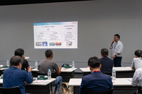 ホンダの四輪開発センターの構内で。われわれ自動車メディアだけでなく新聞記者らも招かれていた。スライドの正面、激しく日焼けしているのが私。