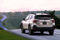 台数限定500台の「レガシィ アウトバック30thアニバーサリー」。内外装だけでなく足まわりにも手が加えられており、フロントにはSTIがチューニングした日立アステモ製SFRDダンパーを、リアにはSTIチューニングダンパーを装着している。