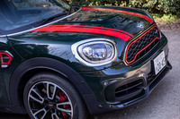 フロントボンネットのラインは「レッドスポーツストライプ」と呼ばれるオプションアイテム。「ジョンクーパーワークス クロスオーバー」では、ほかにブラックのストライプも選べる。