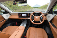 試乗車はオプションの「アブソリュートコンフォートパッケージ」装着車で、ステアリングヒーターや前後席のベンチレーション機能、14基のスピーカーと690WのアンプからなるFOCALのオーディオシステムが装備されていた。