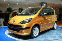 鮮やかなカラーリングが映えるデザインの「1007」。左右ともにスライドドアで、実物は意外と大きい。