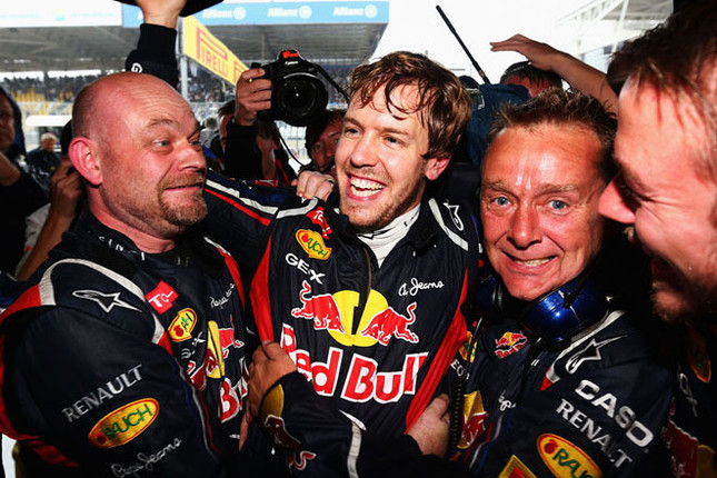 最終戦ブラジルGPを6位で終えたことで、3年連続ドライバーズチャンピオンとなったレッドブルのセバスチャン・ベッテル(写真中央)。既にコンストラクターズタイトル3連覇を決めていたチームのクルーたちと喜びを分かち合った。(Photo=Red Bull Racing)