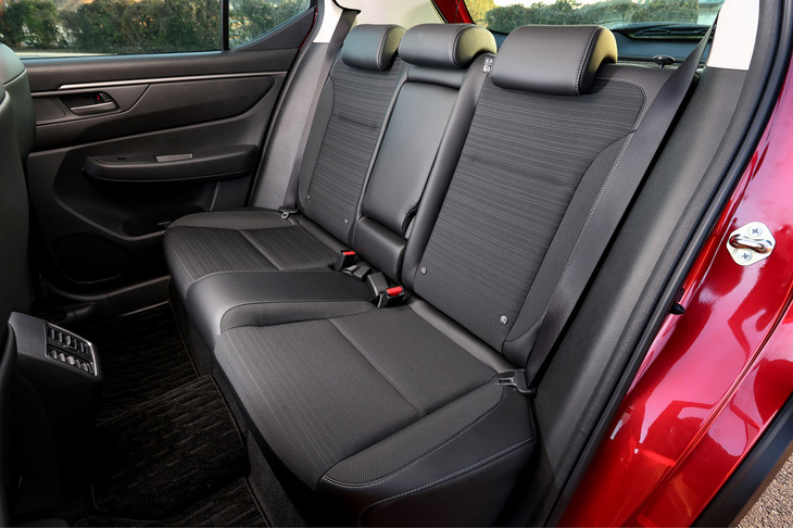 クラス最大級がうたわれる後席のスペース。背もたれには60:40の分割可倒機構が備わる。