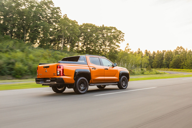 三菱トライトンGSR(走行シーン)