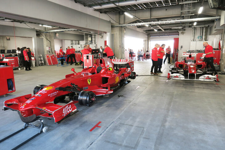 「F1クリエンティ」でメカニックを務めるのは、かつてフェラーリのF1チーム「スクーデリア・フェラーリ」のクルーだった人ばかり。また、もしクルマがトラブルを起こしたとしても、エンジンもシャシーも自製しており、歴代F1マシンのすべての設計図を保管しているフェラーリであれば、きちんと部品を再生産してクルマを直すことができるという。F1クリエンティは、まさにフェラーリにしかできないサービスなのだ。