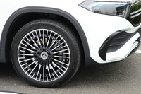 タイヤサイズは、標準仕様が235/55R18、「AMGライン」が235/45R20となる。