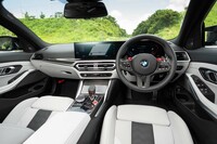 BMWの最新モデルに共通の「カーブドディスプレイ」を搭載。今回の試乗車はオプションの「Mカーボントリムパッケージ」によって内装がレーシーに仕立てられている。