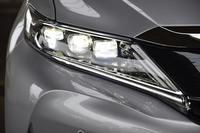 ヘッドランプは、3眼式の新デザインに。ターボ車のものは、ハイビーム、ロービームともにLEDが採用されている。