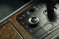 センターコンソールには、始動ボタンやドライブモードセレクターのほか、走行にかかわるスイッチ類が整然と並ぶ。