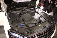 新たに登場した直6エンジン(M256型)。排気量は3リッターで「S450」用としては367ps(エンジン単体)を生み出す。