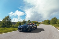 あり余るほどのパワーを備えていてもあくまできれいに走らせたい「グランカブリオ トロフェオ」。希少なプレミアムスポーツGTだ。