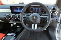 インテリアは、新型「Aクラス」の基本デザインに準じたもの。タービン形状のエアアウトレットや、カウルのない横長の液晶ディスプレイなどが目を引く。MBUXを操作するセンターコンソールのタッチバッドを廃止し、空いたスペースは小物入れに変更された。