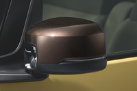 「N-BOXファッションスタイル」には、ルーフとドアミラーに「プレミアムディープモカ・パール」を配色した2トーンカラーが追加設定された。