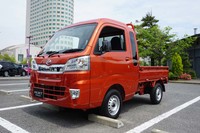 第504回:イマドキは軽トラックもオシャレが常識!?「ダイハツ・ハイゼット トラック」に働くクルマの最前線を見た