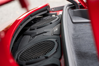 オープントップにする過程を途中でストップするとエンジンファンが拝める。かつて排気量が示されていたプレートには「911」と刻まれるようになった。