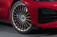 20スポークのアルピナクラシックホイールを装備。タイヤは専用開発を示す「ALP」マーク入りの「ピレリPゼロ」を組み合わせる。