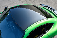 軽量化を図るため、ルーフやフロントフェンダー、プロペラシャフトを覆うトルクチューブなどにはカーボンファイバーが使用された。