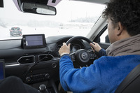 スラロームを行う筆者。いつになく(?)真剣なまなざしが、雪上で躍度をコントロールする難しさを感じさせる。