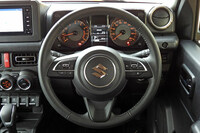 「ジムニー ノマド」のコックピット周辺部。ステアリングスポークにACCのスイッチがあるとおり、同モデルには予防安全・運転支援システム「スズキセーフティサポート」が搭載されている。