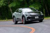 オールテレインタイヤ装着によってオンロードでの絶対的なグリップ力は低下しているが、後輪操舵の「DRS」のおかげでワインディングロードもストレスなく走れる。