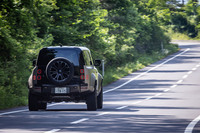 最高出力635PSの4.4リッターV8ツインターボを搭載する「オクタ」の0-100km/h加速タイムは4秒フラット、最高速は250km/hと発表されている。その数値は、シリーズの頂点に立つモデルにふさわしいものといえる。