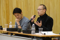 ロボットアームや協働ロボットの開発に取り組んでいる、ライフロボティクス代表取締役のユン・ウグンさん(写真右)。AIやロボットはしょせん技術だと言い切る。