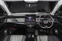 ソフトパッド素材を多用し、上質感が追求された新型「インサイト」のインテリア。前席においては、左右席間のウオークスルーが可能となっている。