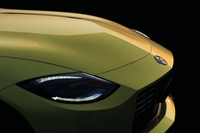 スクエアなフロントグリルやボンネットの特徴的なプレスラインも、「S30」をオマージュしたものだ。