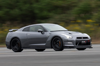 NISMOが持ち込んだ「日産GT-R」。同車に用いられていた「CRS」とは、「サーキット走行を1日楽しみ、自走で帰宅できるクルマ」を念頭にNISMOが開発した用品群のこと。各種空力パーツや足まわり部品、LSDなどが用意される。