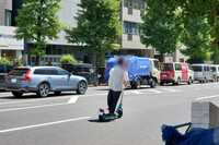 通りの反対側にある脇道に入ろうと、対向車線を30mほど逆走しつつ道路を渡るLUUP利用者。「対向車がいないから安全」という判断だろうが、こうした運転に対する世間の風当たりは強くなる。