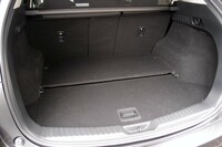 荷室のフロアボードは前後2分割式に。荷物に合わせて高さを調節できるようになった。