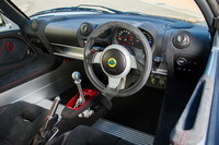 インテリアに関してはリアフードのリリースレバーの位置が変わったことなどを除けば、従来モデルから大きな変化はない。各所の表皮にアルカンターラを用いる「アルカンタラパック」は、“380”シリーズでは標準設定となる。