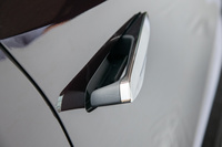 「リトラクタブルドアハンドル」は、キーを持った人物が車両から3m以内の距離に近づくと検知、1.5m以内に近づくと、自動でキーを解錠する。一方で、解錠状態で3分間放置された場合や、クルマが発進して車速が3km/hを超えたとき、キーを持った人物が車両から2m以上離れた際には自動で施錠し、ドアハンドルを格納する仕組みとなっている。