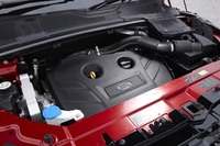 2リッター直噴4気筒ターボエンジンは240psと34.7kgmを発生する。最高速度は209km/h、0-100km/h加速は8.6秒とアピールされる。