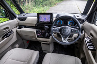 インストゥルメントパネルは、2019年に登場した「eKワゴン/eKクロス」の基本デザインを踏襲するが、エアコンの吹き出し口などを含む上部形状は、「eKスペース」用にアレンジされている。