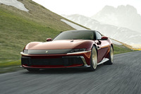 イタリア時間の2026年7月3日に発表された「フェラーリ12チリンドリ マヌアーレ」。車名に「Manuale」とあるとおり、シフトレバーを手動(マニュアル)で操作して変速できることが最大の特徴となっている。