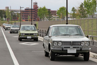 生まれ故郷である村山工場跡地周辺を連なって走る、7台の初代「ローレル」。