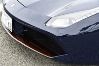 テスト車には、褐色のカーボンファイバーを用いたフロントスポイラーが装着されていた。