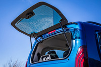 リアゲートにはガラス部分だけが開くリアオープニングガラスハッチが組み込まれている。狭い場所などで荷物を出し入れする際に便利だ。