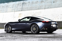 「フェラーリ・ローマ」の個性的なエクステリアデザインは、フェラーリスタイリングセンターが担当。「1950〜1960年代のイタリア・ローマで見られたドルチェヴィータ(華やかで自由気ままな生き方)の世界観を現代流に解釈し直したもの」とされている。