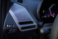 ダッシュボード両端のエアアウトレットはアルミのトリムでカバーされる。キャビンを明るく見せる効果をもたらしている。