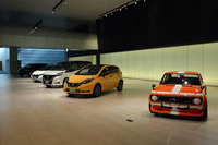 吹き抜けの廊下に並べられた、日産の現行モデルと「サニー1200 GXクーペ TS仕様」。